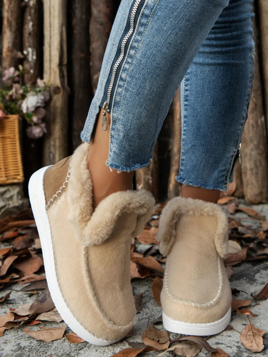 Furry Suede Round Toe Flat Sneakers - CELIVINE